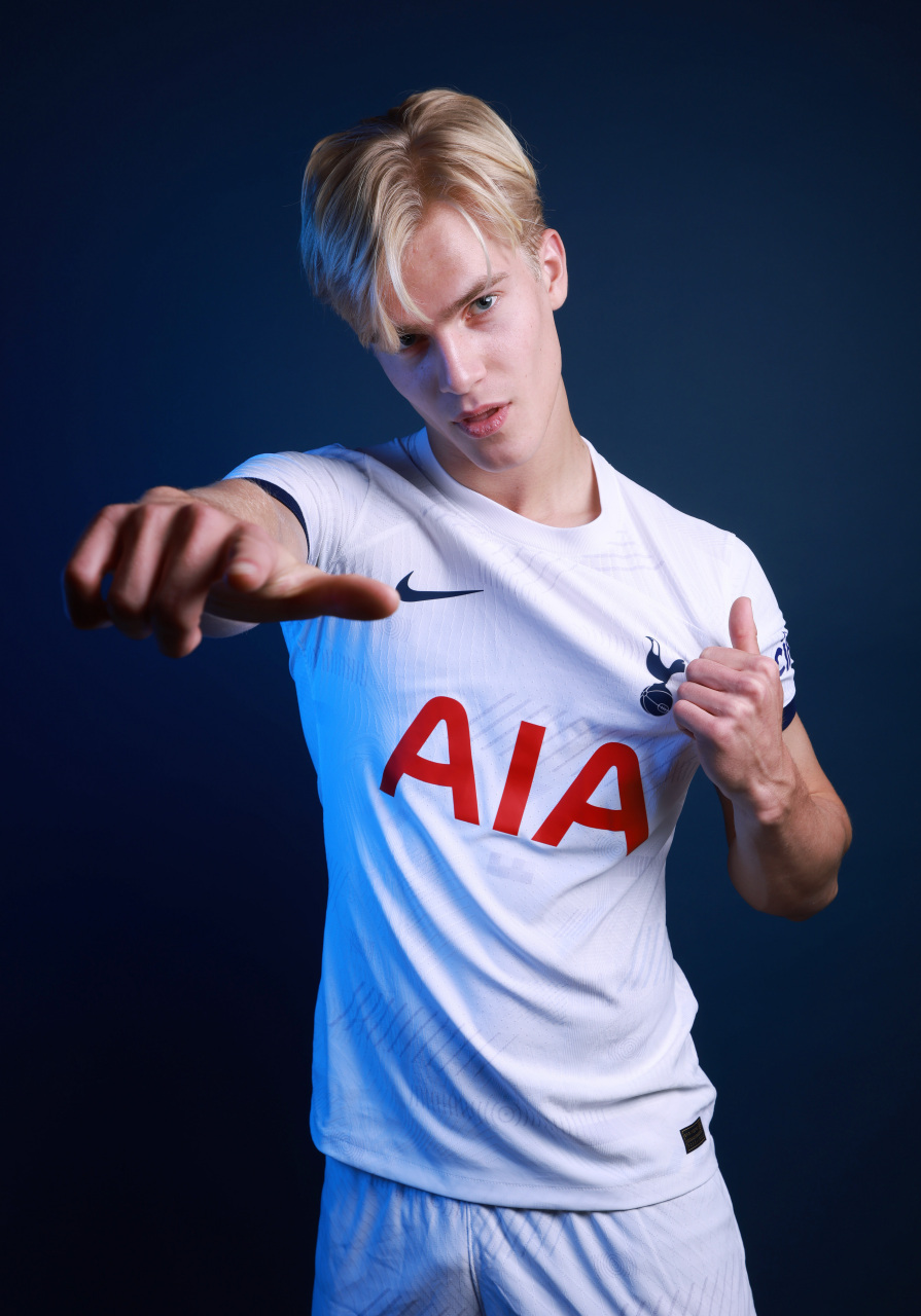 92热刺男模队成员7711566  9490瑞典帅哥贝里瓦尔定妆照