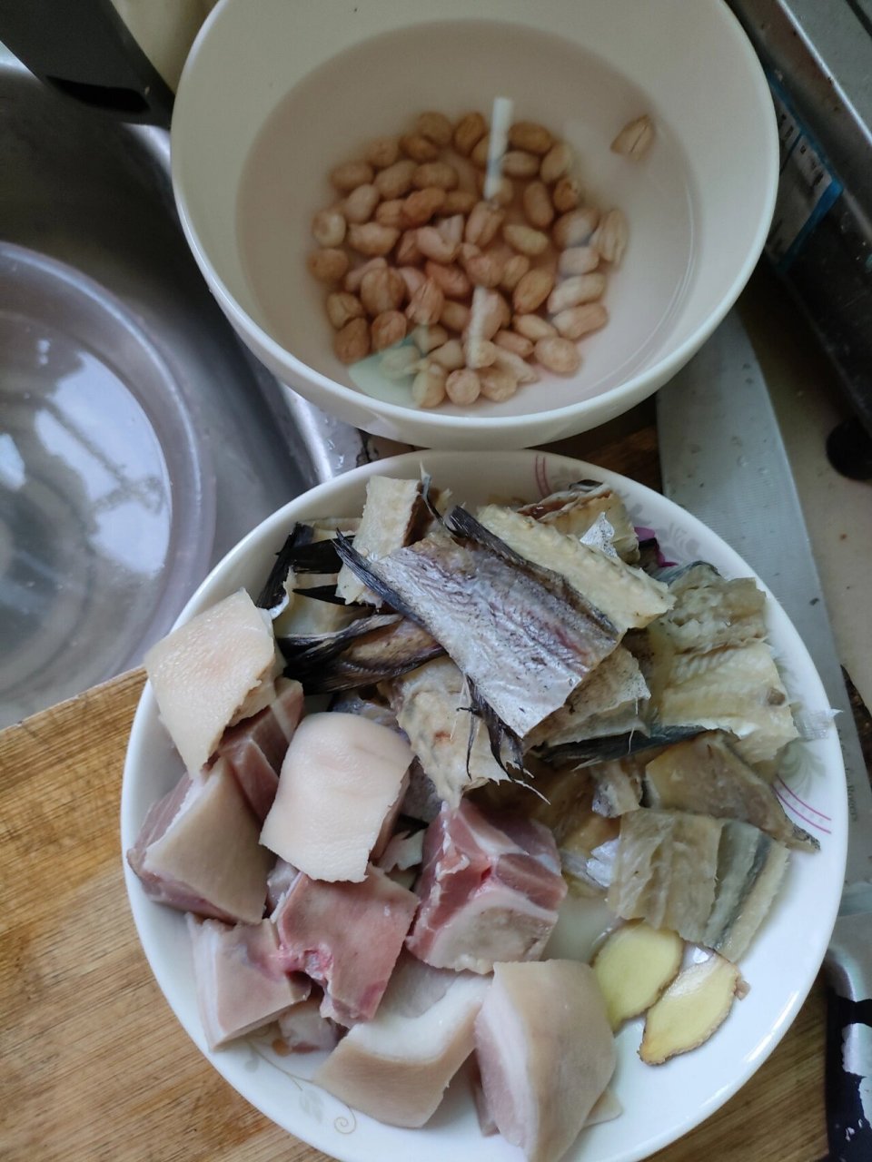 柴鱼花生猪脚汤 这个汤也超好喝的美容养颜还丰胸做起来也很简单,快来