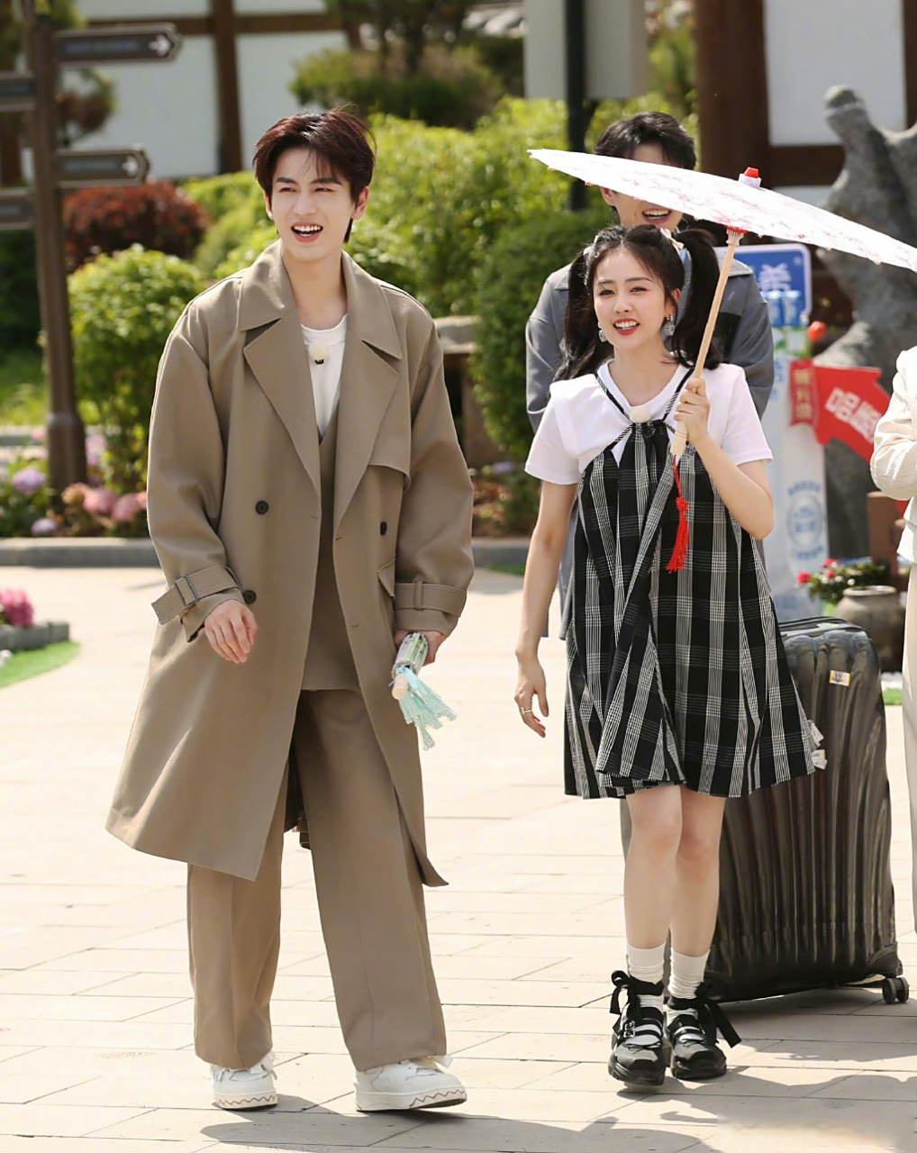 【白鹿张凌赫延吉同框】张凌赫白鹿奔跑吧撑伞路透 5月24日,白鹿