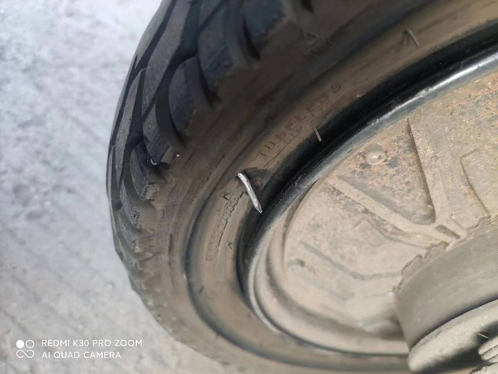 电动车车胎侧面扎钉子 电动车车胎侧面扎了根钉子,还被扎穿了,这种