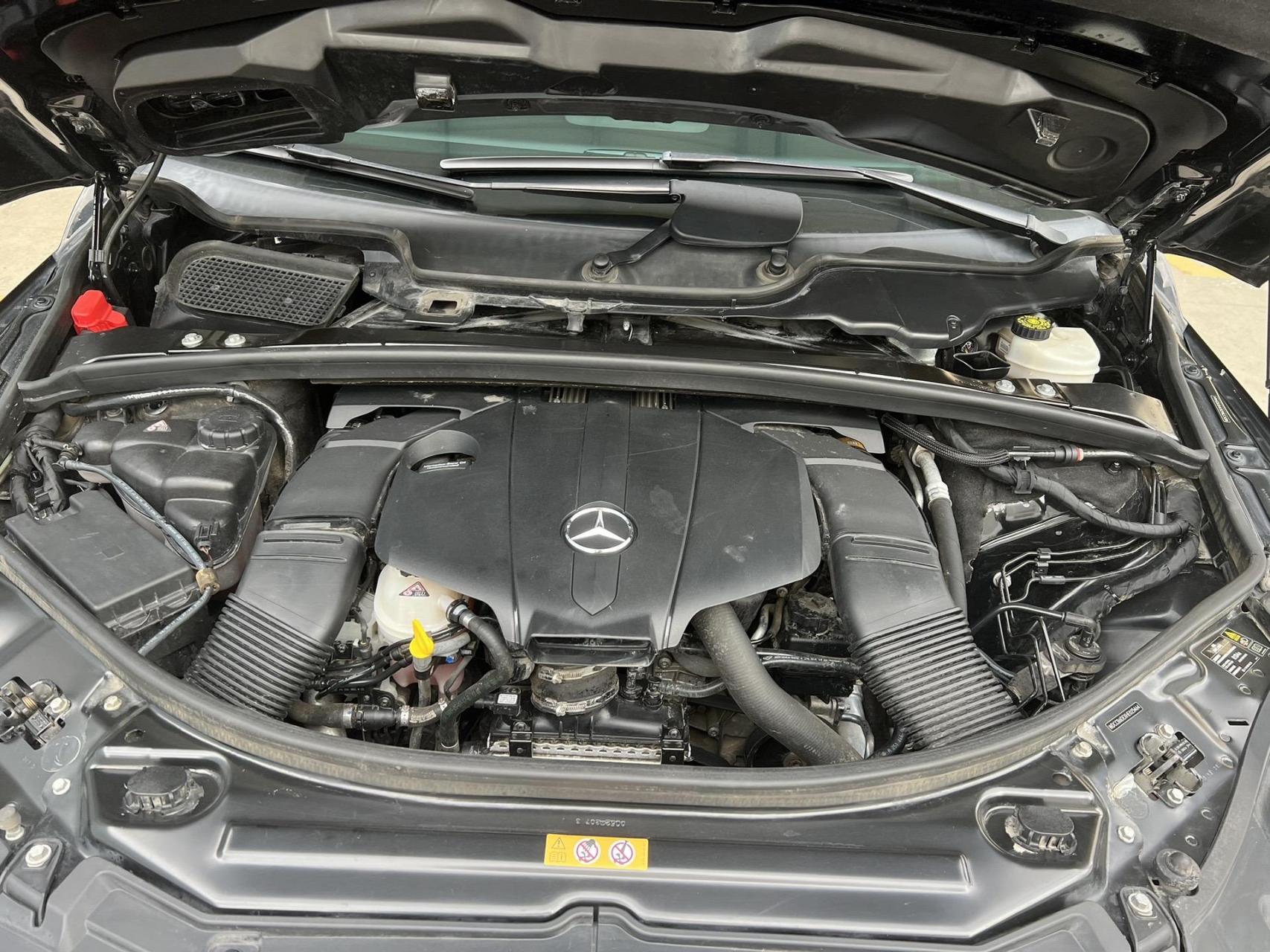 2017年的奔驰r320 车架号码在 副驾驶的第二排坐椅下面.