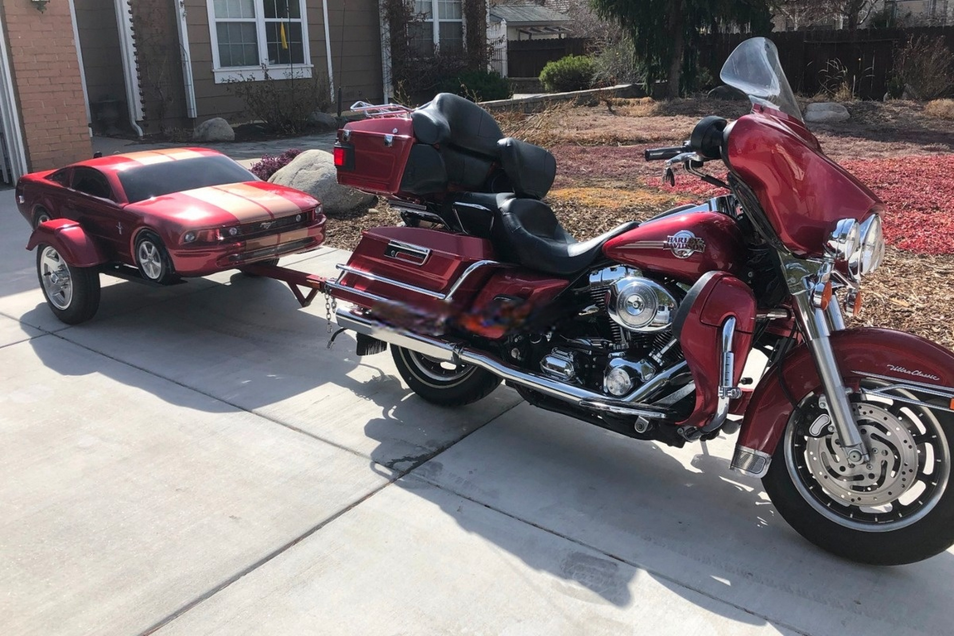 大哈雷,这车的卖点是这个小号野马的拖挂行李车~~~这个行李车的容积为