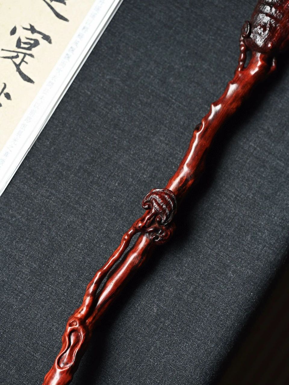 佛手皱卷自然,入目可造景,把玩可怡情,祝颂福寿安康. 41*4.