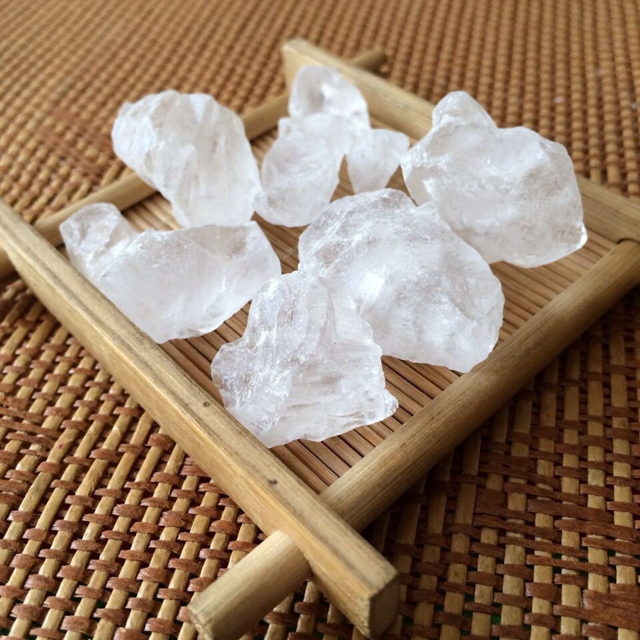 为硫酸盐类矿物明矾石经加工提炼制成.