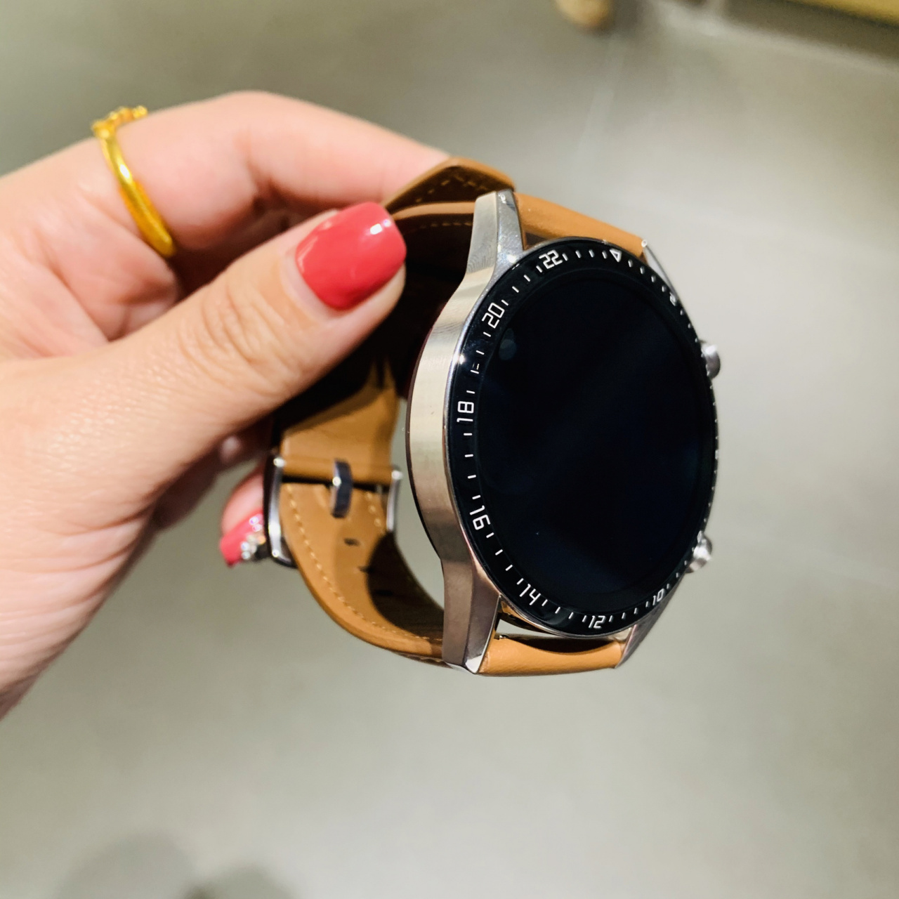 华为gt2沙砾棕智能手表 这款炒鸡帅气,既有休闲风,又成熟稳重,太适合