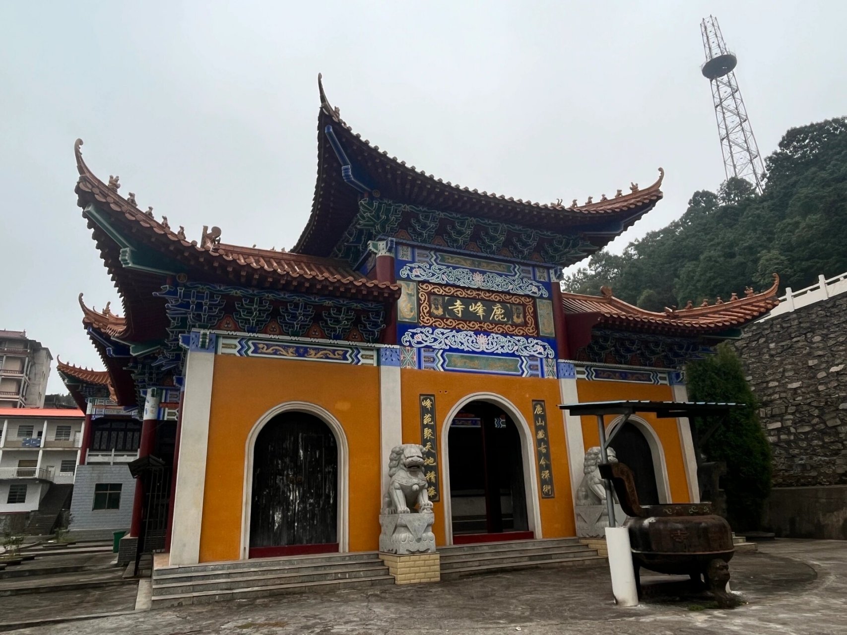 耒阳-鹿岐峰 这条路有两条上山的路,左边是近道,右边是远道,远道会