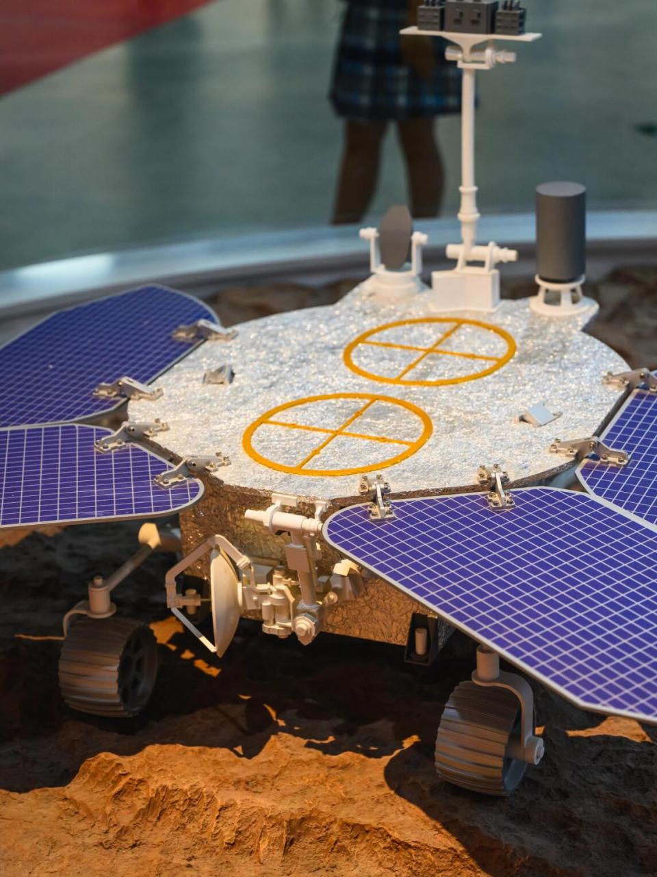 瞧,那是一个小巧的火星探测器, 紫色是它赋予秘星空的浪漫, 我很喜欢