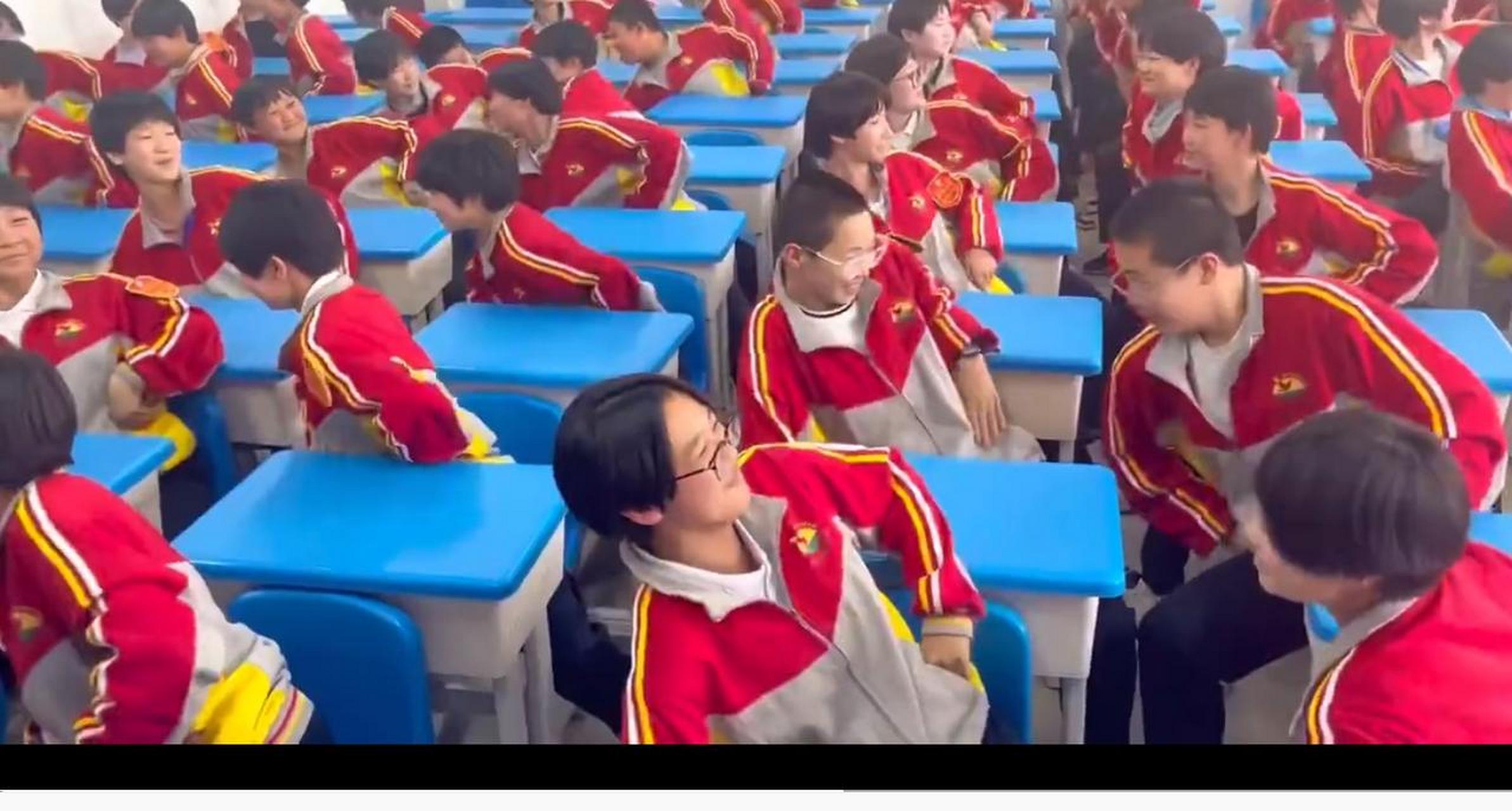 中学生跳特斯河之赞课桌舞】河北承德,一中学社团活动,老师带领学生跳