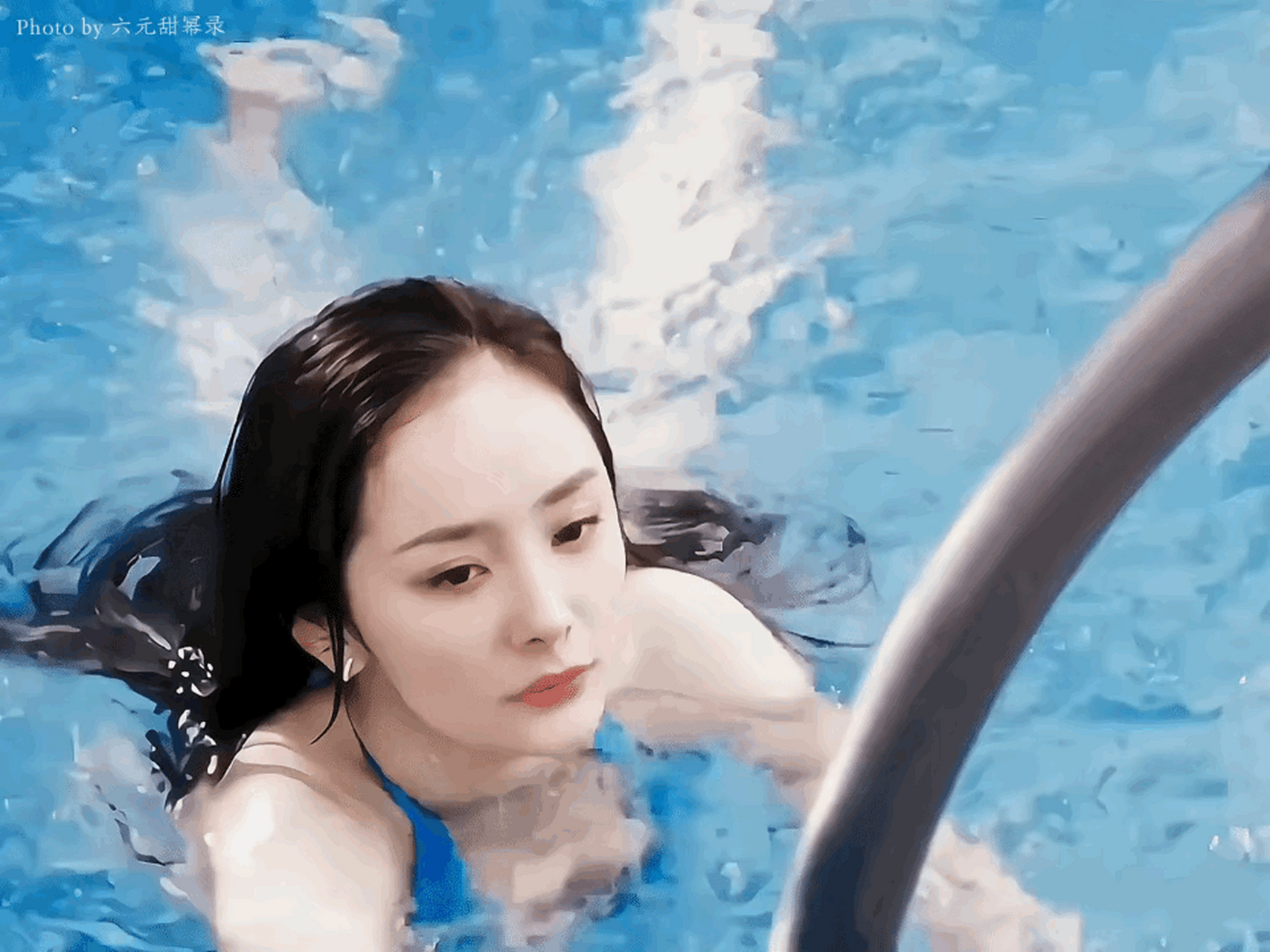 杨幂穿比基尼大秀丰满事业线 近日,女星杨幂在泳池游泳的照片被曝光.