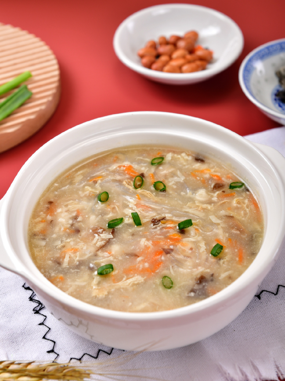 顺德拆鱼羹一般都是吃席的头牌菜,因为又要去