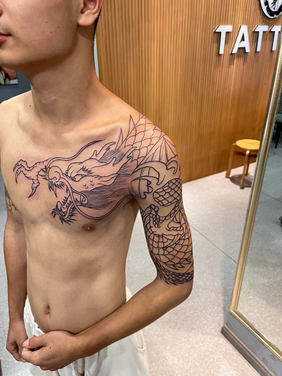 过肩龙纹身      好久没纹过肩龙了 客人刚开始还喜欢 古惑仔里