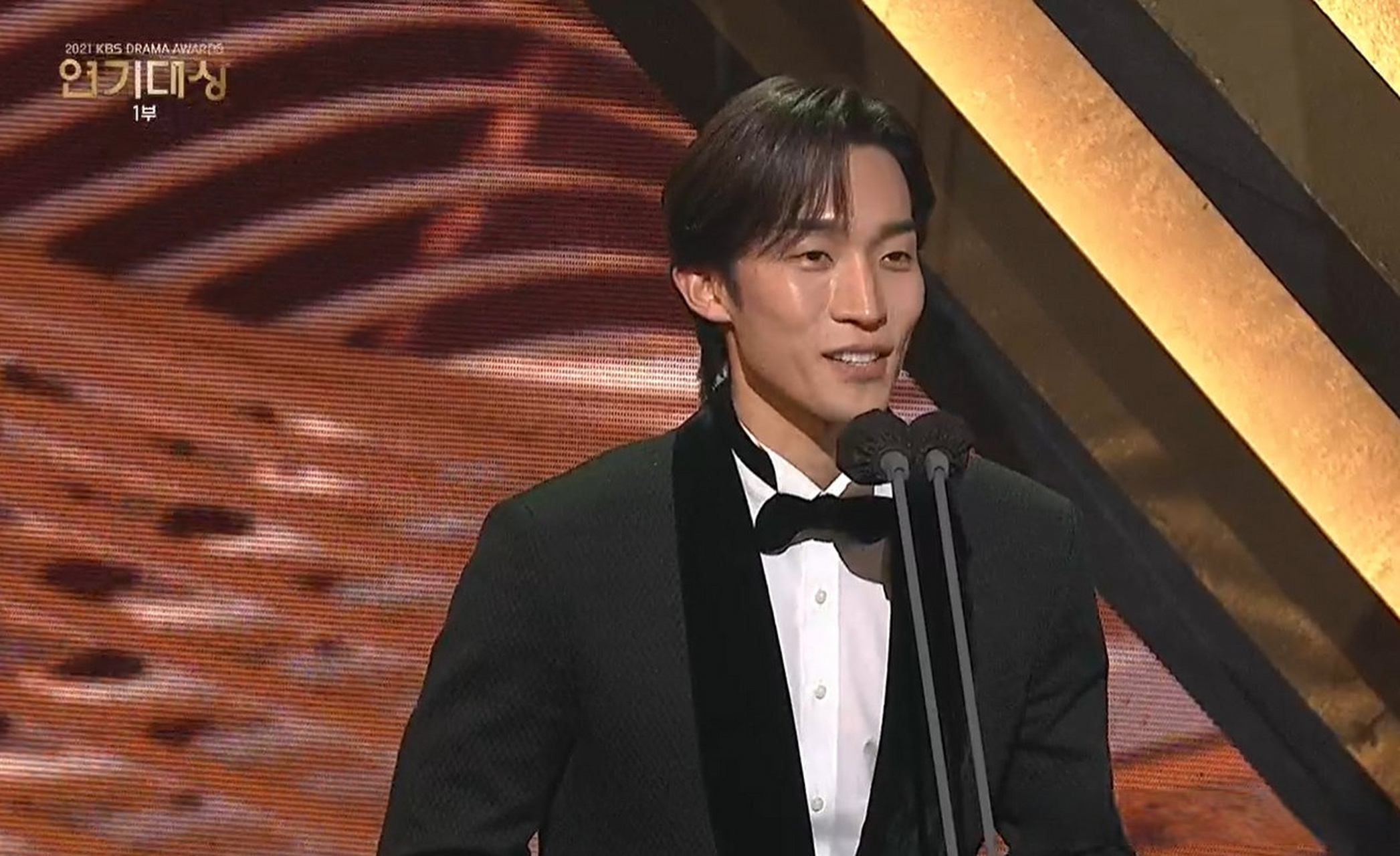 新人奖颁奖嘉宾,去年获奖者李相二,李初熙.