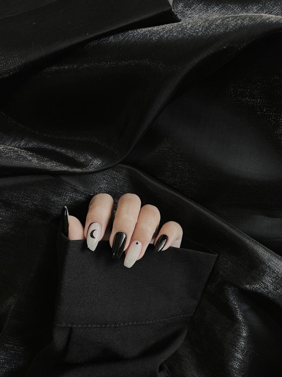 美甲了 这次依然是钟爱的暗黑系 比较简单的款式 白色部分是乳白 黑色