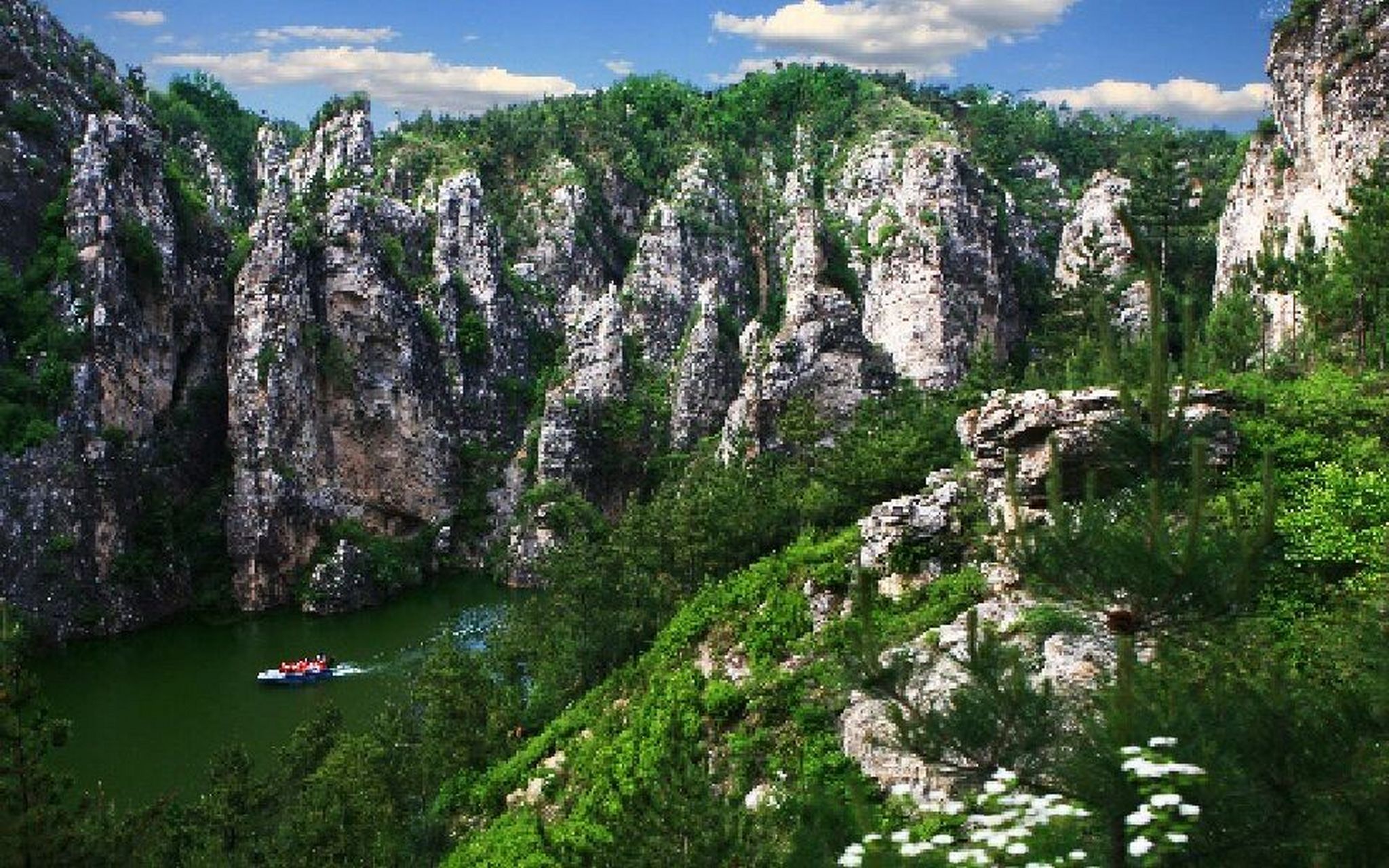 葫芦岛龙潭大峡谷是属于深切割地槽型的峡谷,两侧群山险峻,谷底切割深