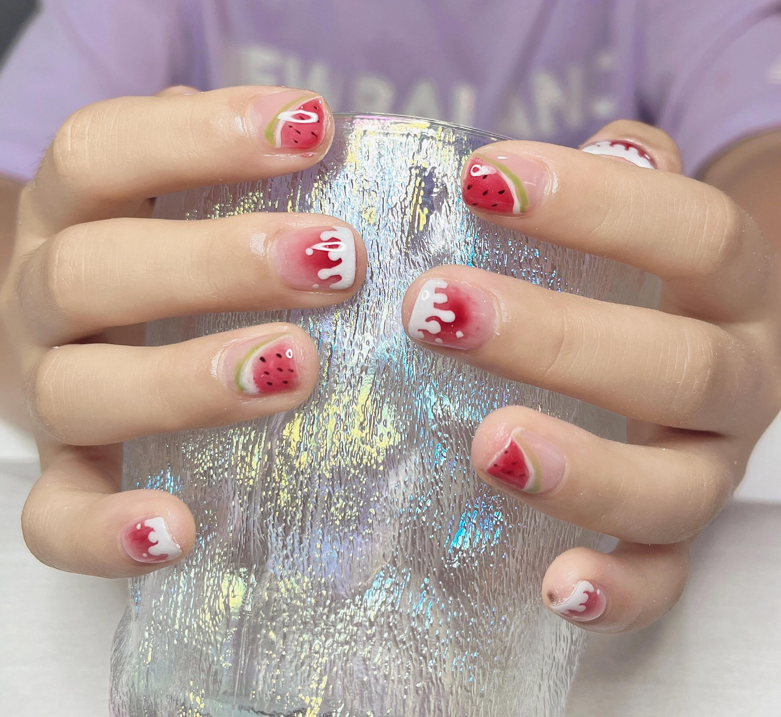 1. 彩虹美甲:色彩斑斓的彩虹美甲,让小朋友的指尖充满童趣和活力