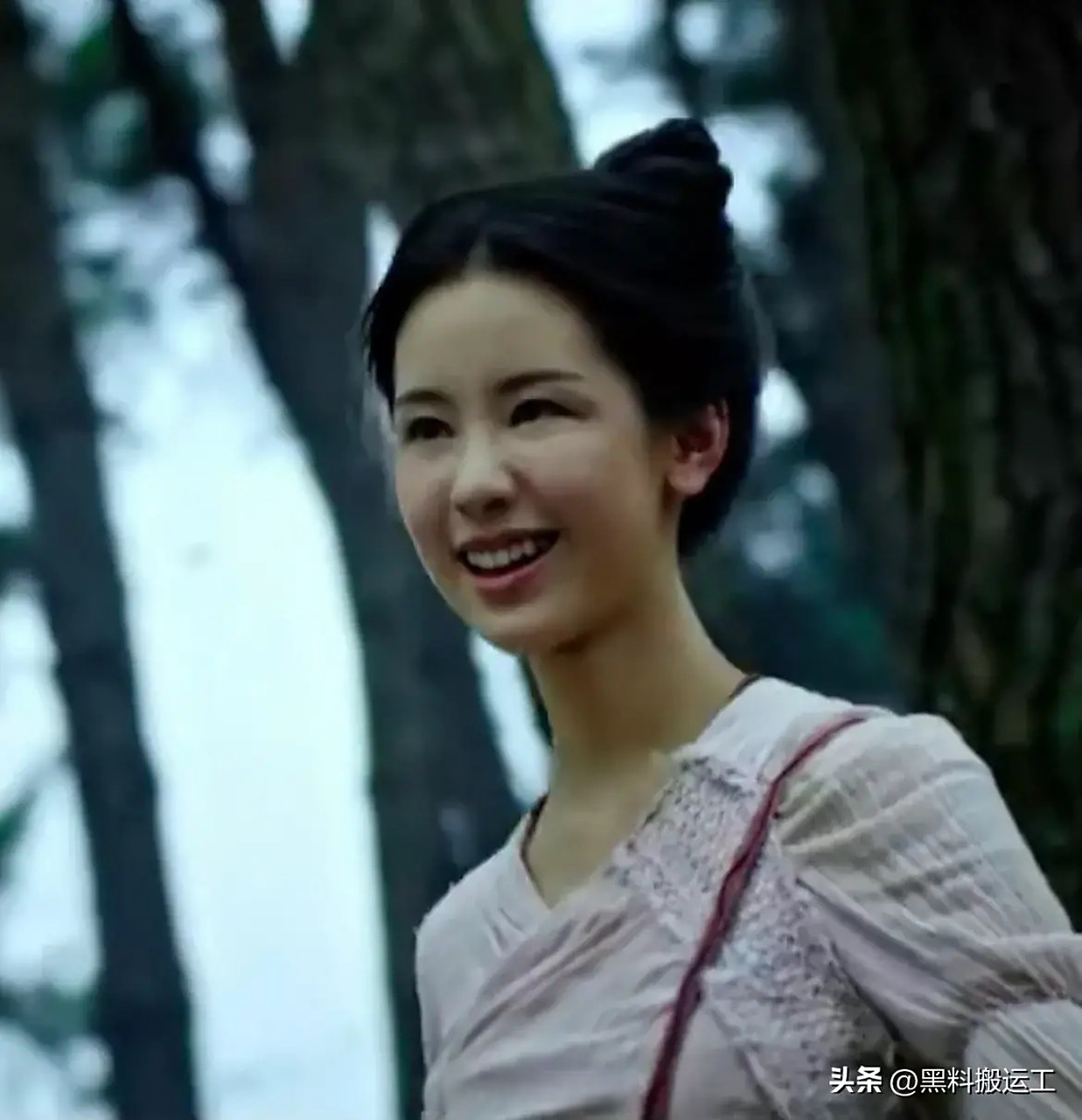 陈都灵的脸怎么僵了[衰],这表情做的也太不自然了,陈都灵的花期真的