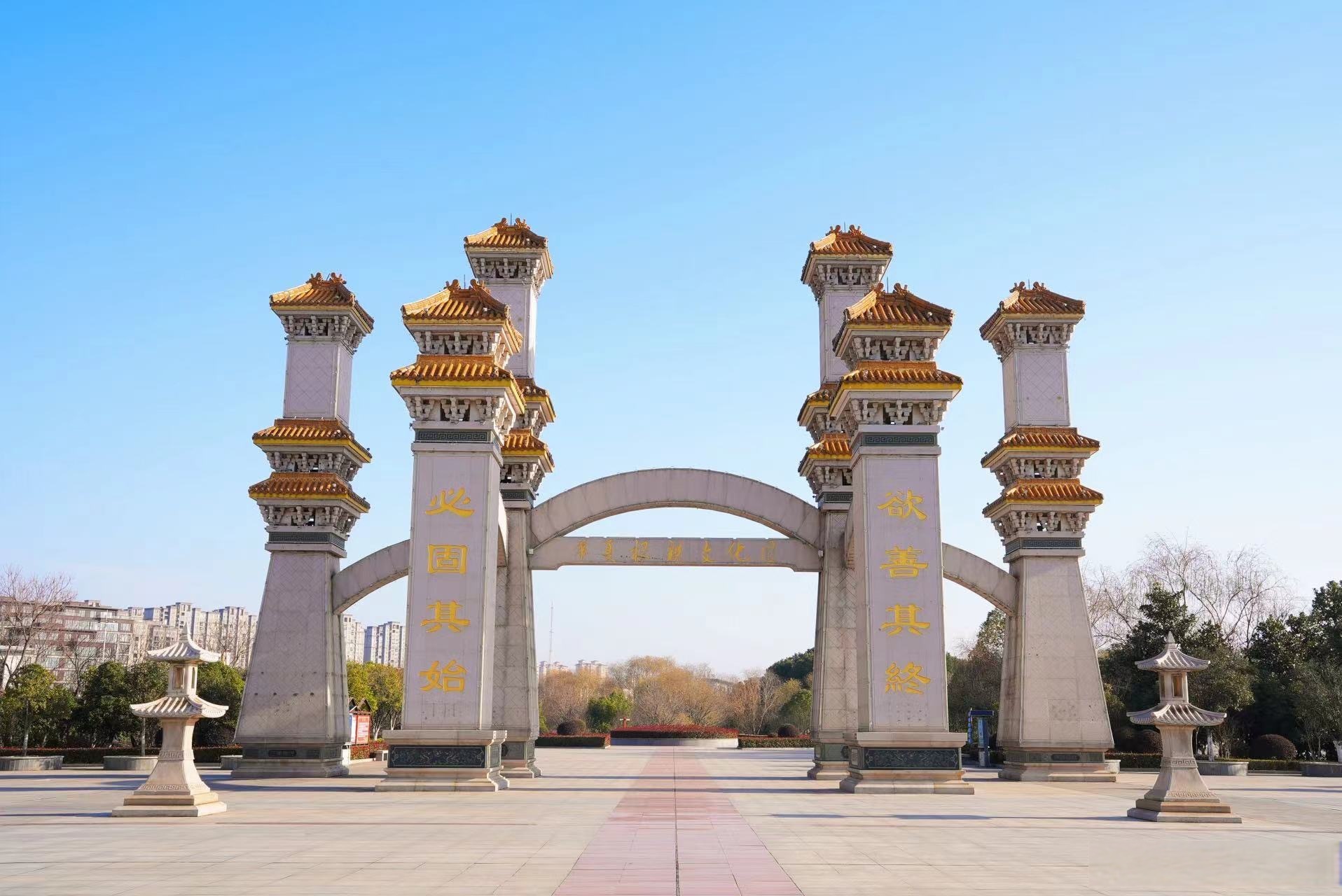 仲夏时节,漫步在河南省信阳市固始县根亲文化公园,垂柳婆娑,绿草茵茵