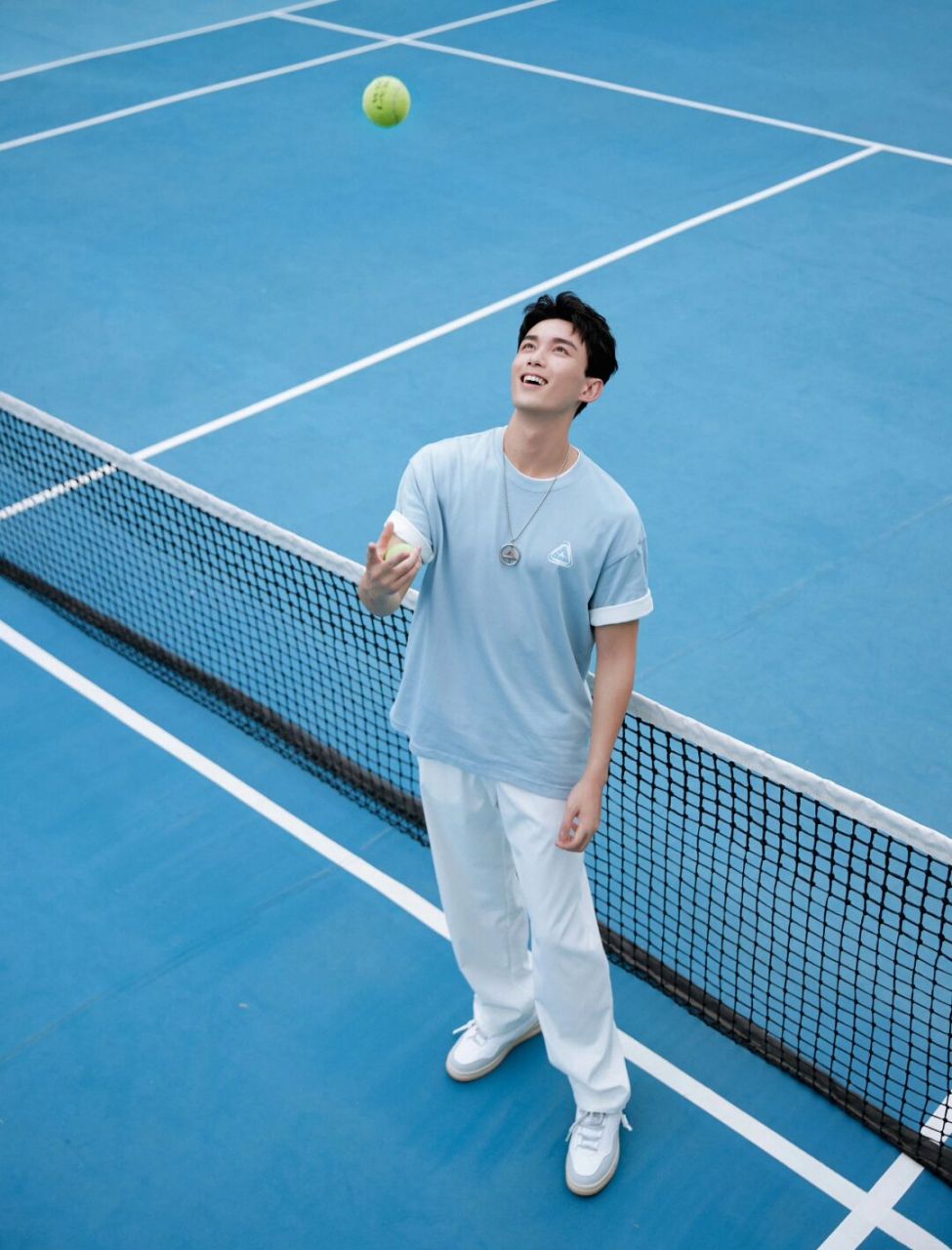 看着好阳光好活力啊,干净清爽的少年感扑面而来,简直是运动系男生穿搭