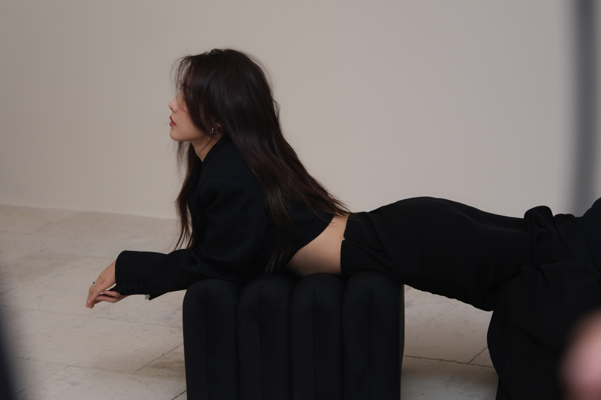 蔡文静姐系裸妆@蔡文静露腰西装 把烦恼装箱,梦开出缤纷的花朵 找