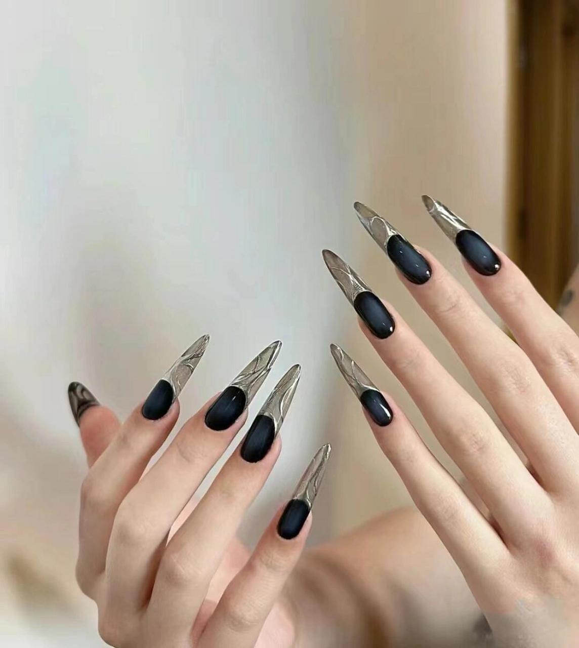 超长甲片美甲是一种将指甲延长并覆盖以装饰性指甲片的美甲方式,它起