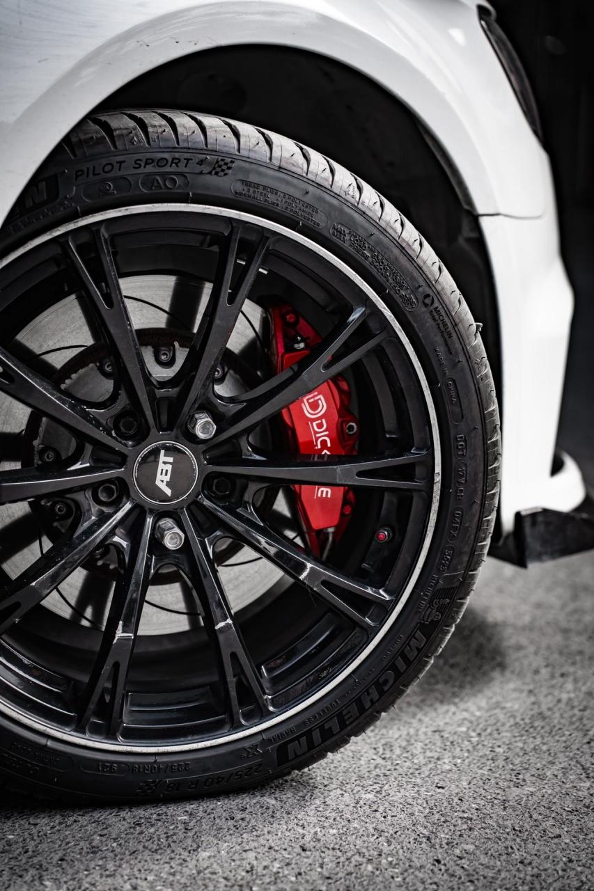 白色奥迪a3sportsback 竞技红卡钳 刹车卡钳 刹车升级 奥迪a3 dicase