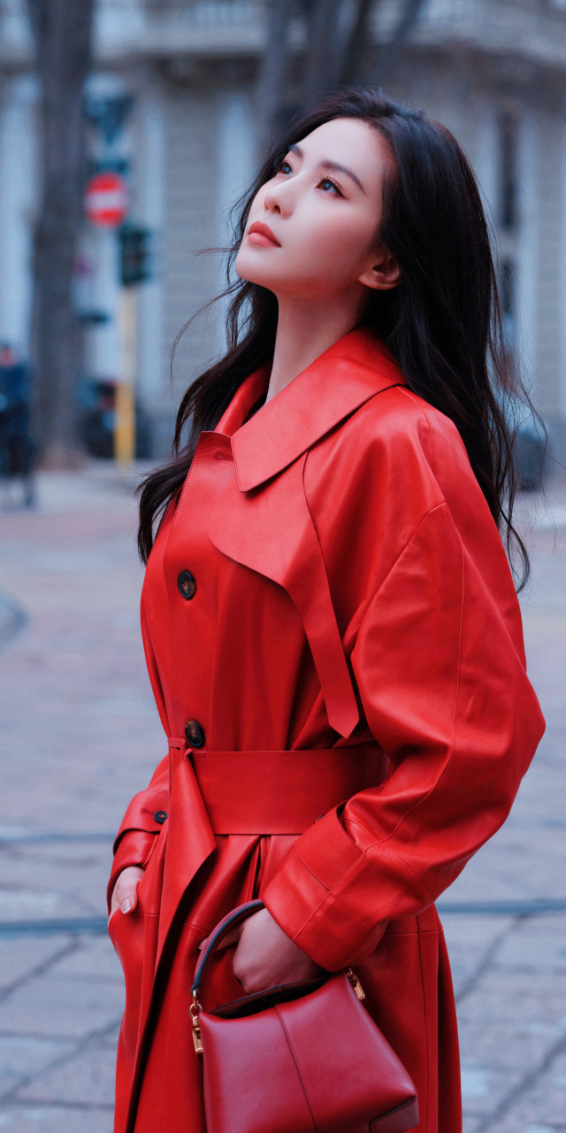 刘诗诗红色皮风衣米兰街拍,人行交错漫步街头,尽显摩登温柔