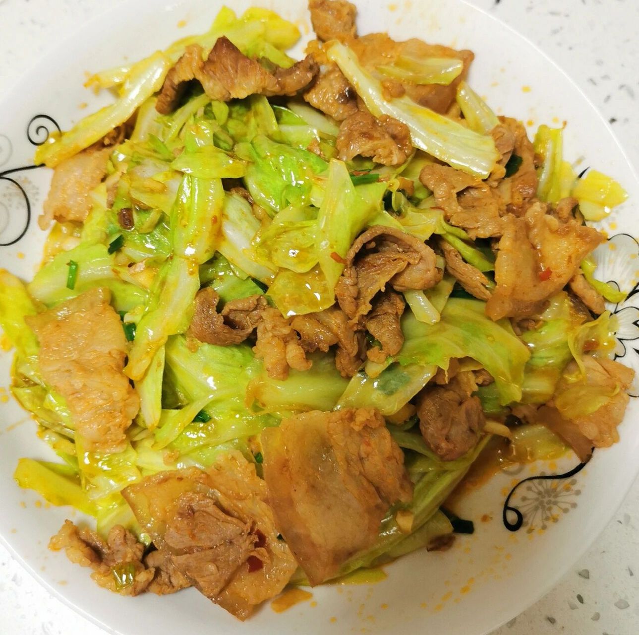 做法: 1,莲花白洗干净撕成小块备用. 2,五花肉,蒜,姜,小葱切好备用.