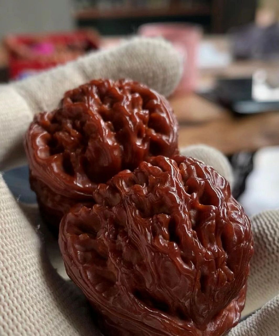 已经介绍过了满天星核桃,今天来介绍四大名核之一的官帽核桃,官帽核桃