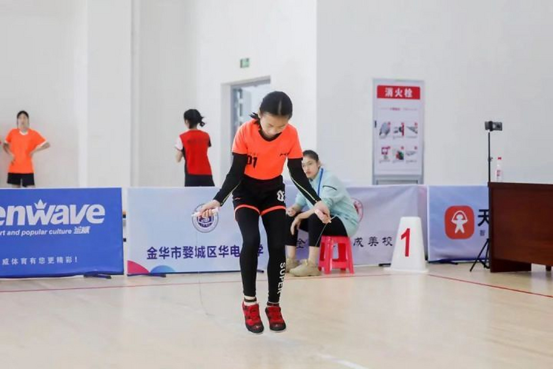 【浙江2名学生跳绳1分钟双摇超世界纪录】近日,浙江省第四届中小学生