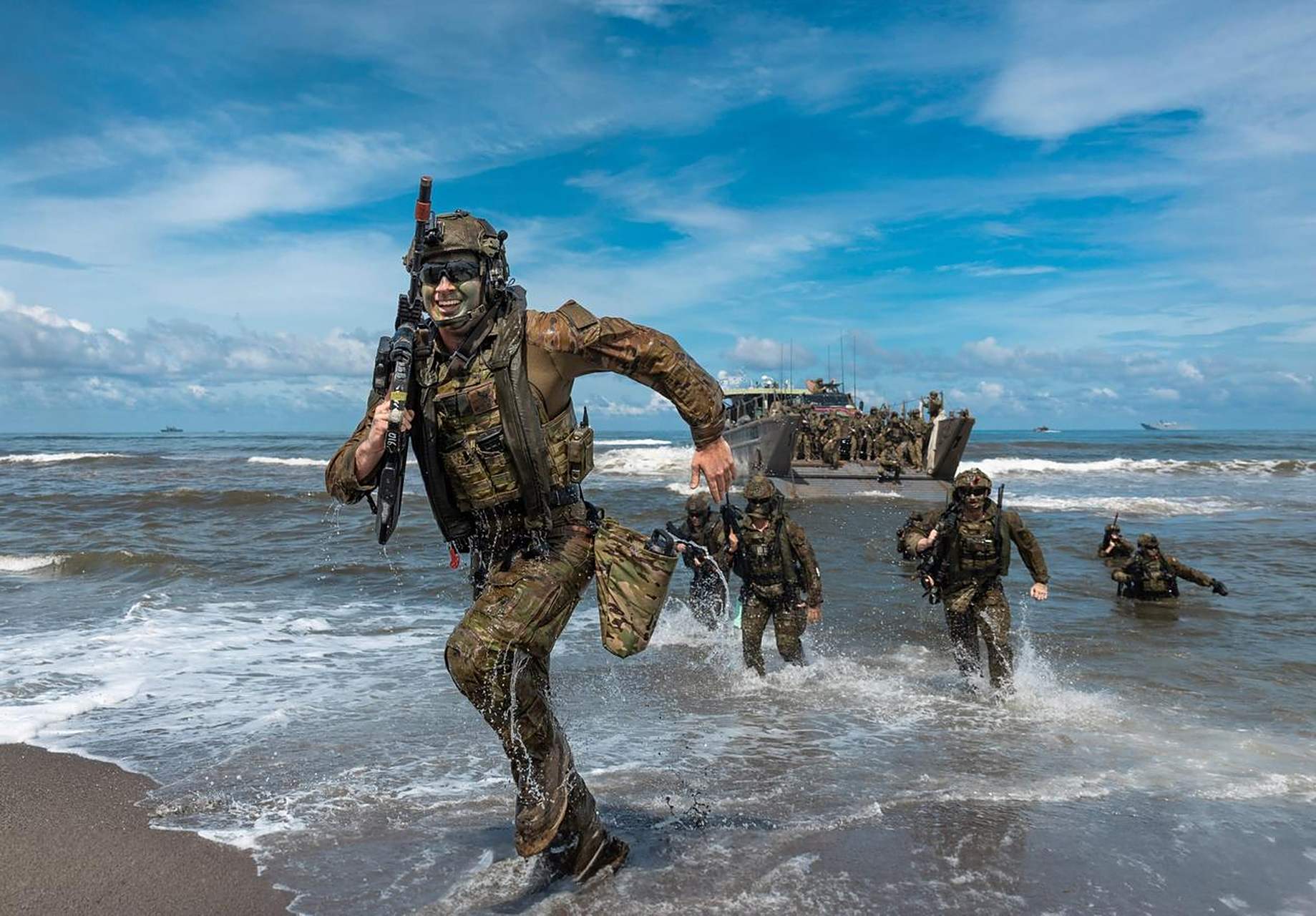 瞧这澳大利亚士兵笑得多欢,演习结束,准备领盒饭. 澳大利亚和菲律宾联