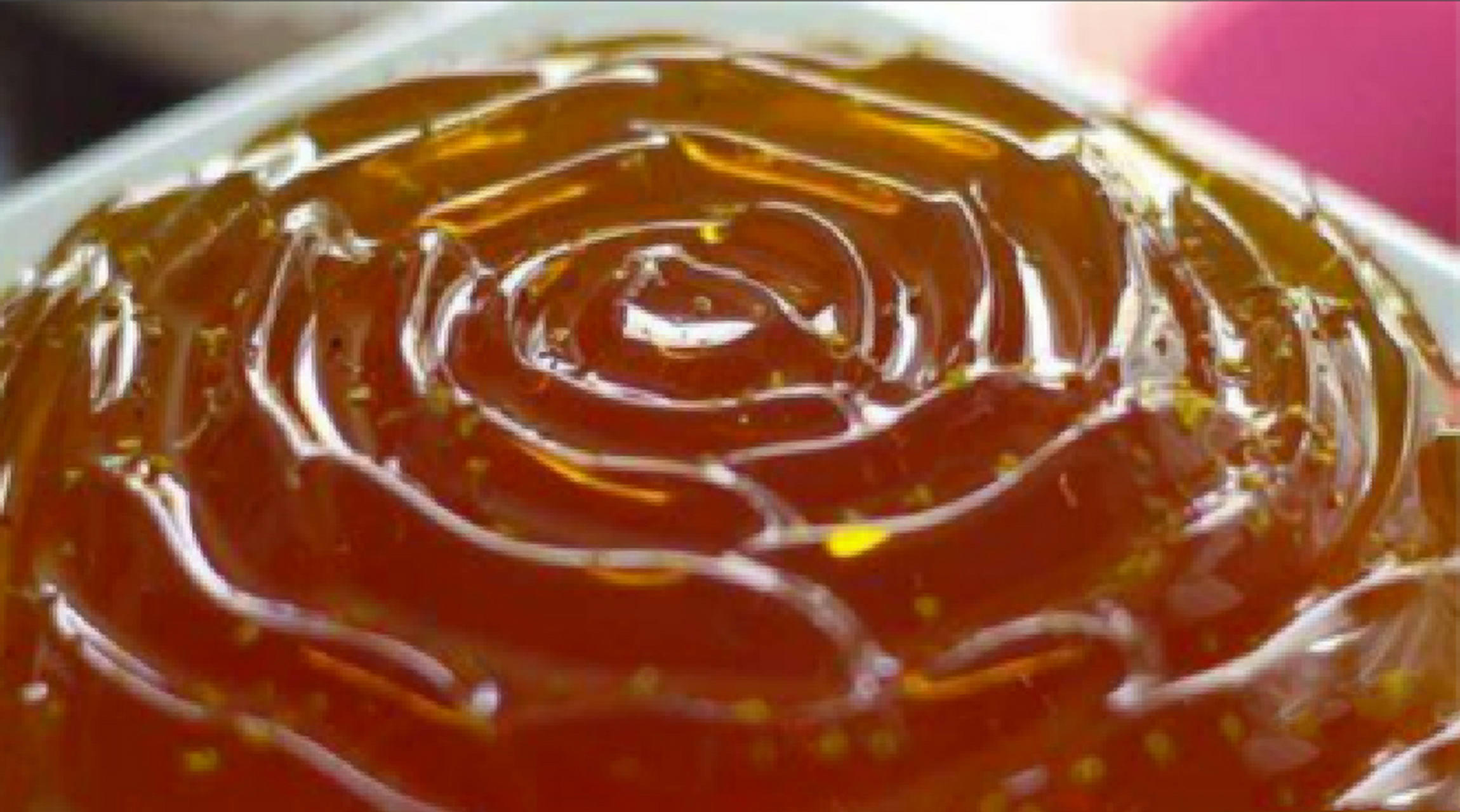 糖画——熬糖的步骤1 步骤一: 在复合平底锅中加入白砂糖,熬糖量是