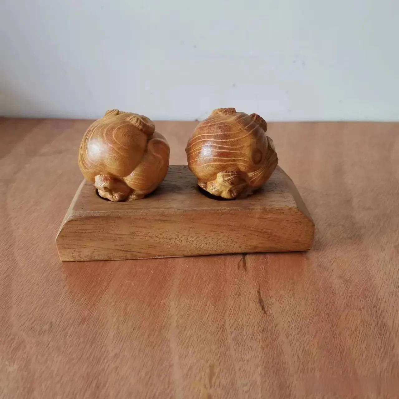 柘木木雕牛转乾坤手把件