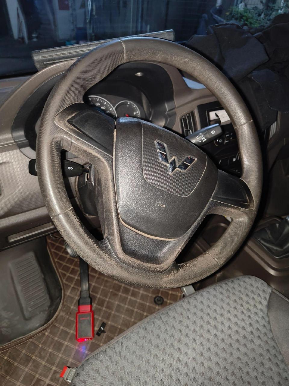 五菱荣光新卡1.5obd位置在方向盘下面