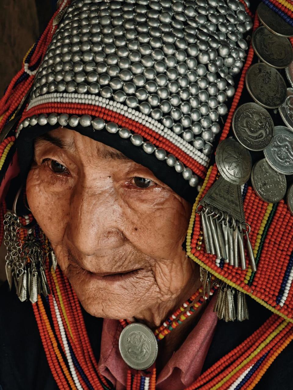 这次来到云南勐海一个阿卡族村落里拍摄 经奶奶及其家属同意,拍下了