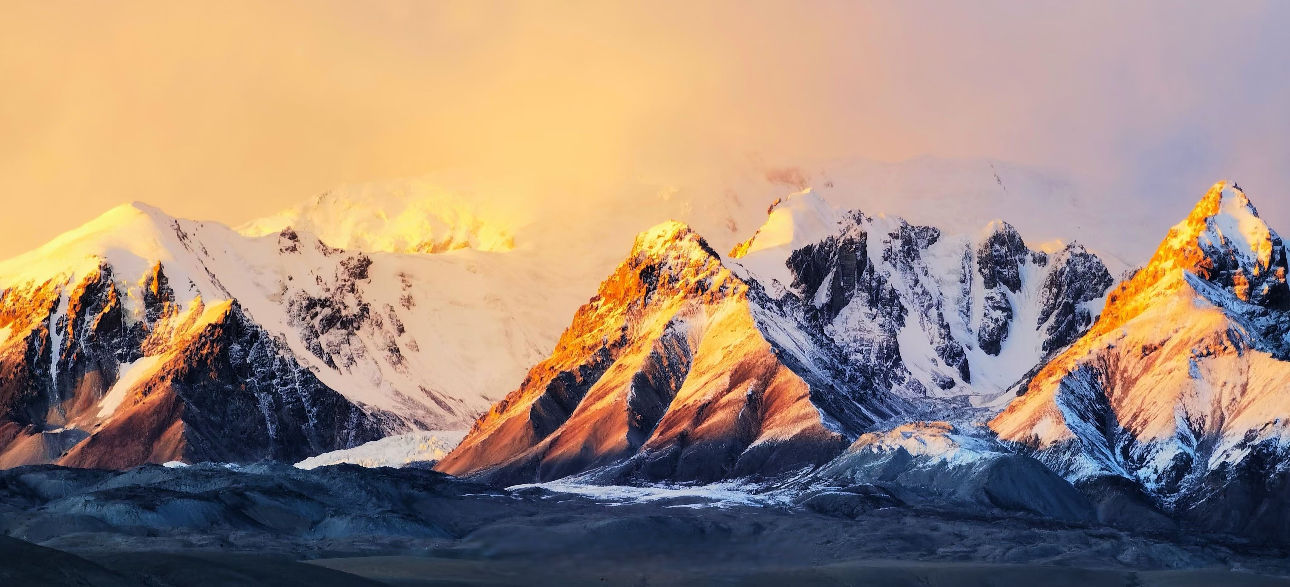金色的阳光与洁白的雪山交相辉映,形成"日照金山"的奇特景观