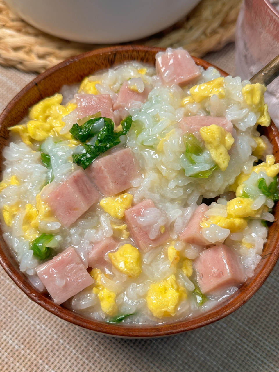 早上还是喝一碗热乎乎的浓稠的粥舒服呀～ 火腿蛋花粥我喜欢这种浆糊