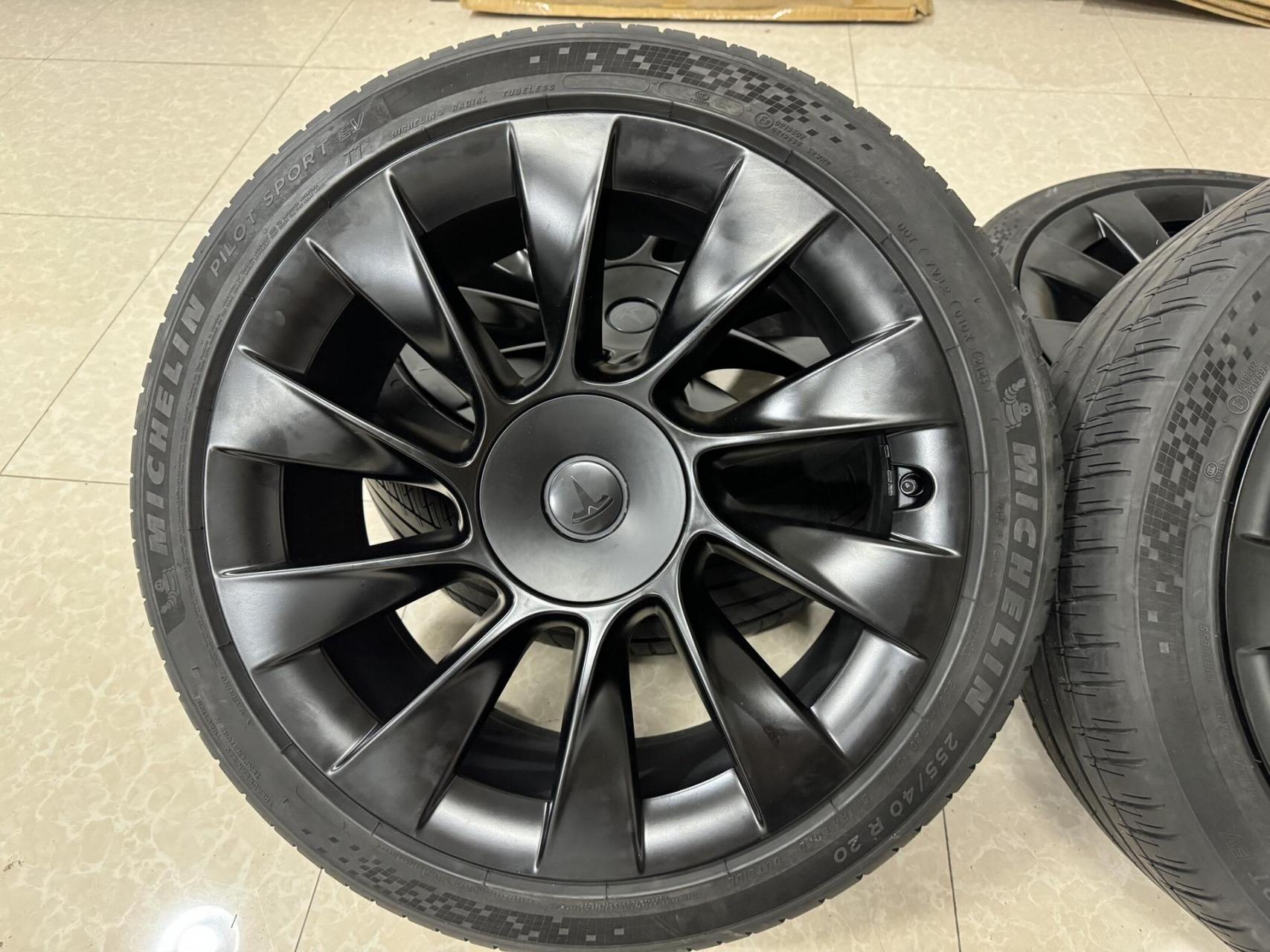 特斯拉modely 原厂20寸轮毂轮胎.07落地 3000公里磨损准新车拆 .