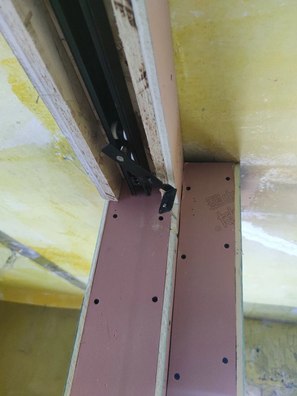 隐藏式吊轨推拉门 吊柜推拉门如何做假梁? 吊柜推拉门如何做假梁?