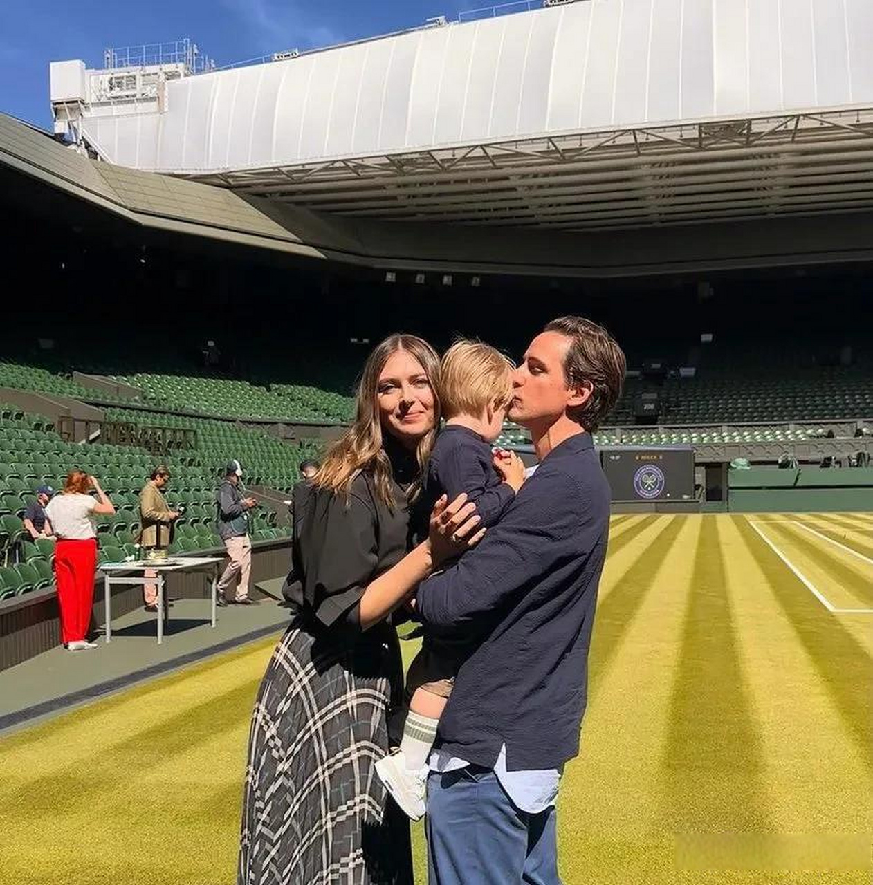 玛利亚·莎拉波娃带着儿子西奥多和未婚夫亚历山大·吉尔克斯在温布尔
