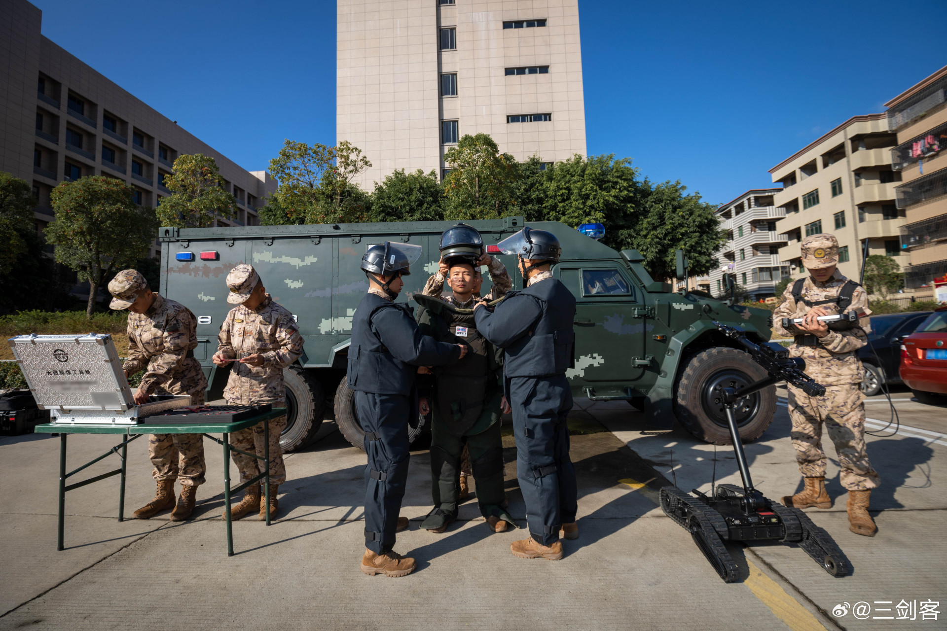 直击武警排爆现场!(作者:张鹏 朱忠亚 叶根根 王晨鑫)三剑客超话
