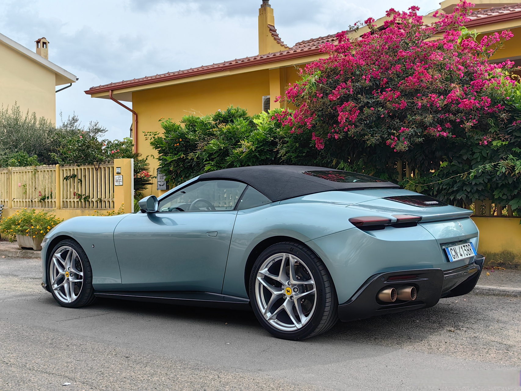 通常敞篷车要么开篷好看,要么关篷好看,像法拉利roma spider这样两种