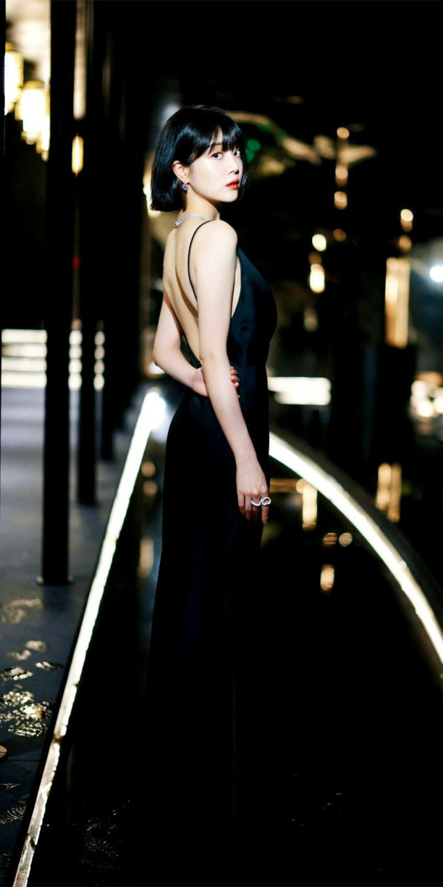 李溪芮光影氛围感生日照片壁纸图集,一抹黑色魅惑,尽显法式优雅格调.