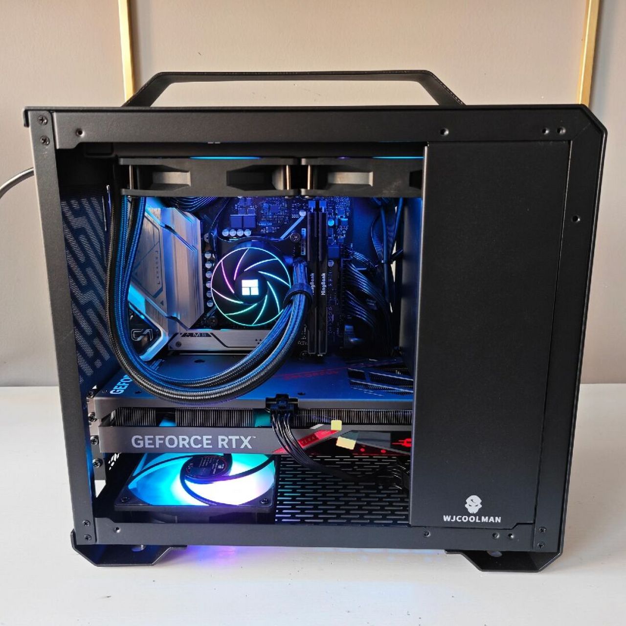 机箱选的玩嘉铝元素,这款机箱散热还是可以的,机箱的通风口还是非常多