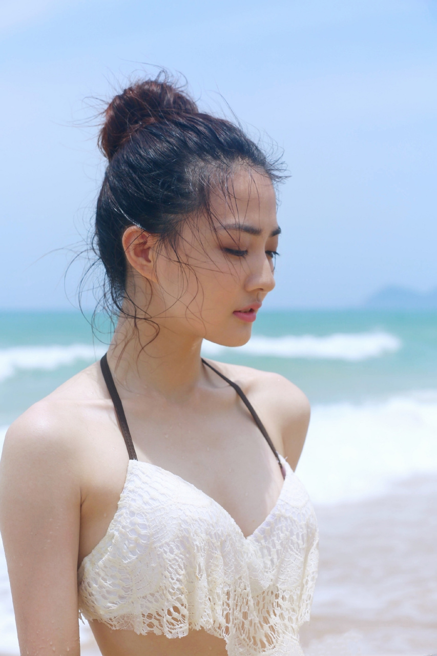 徐璐海边白色泳装照