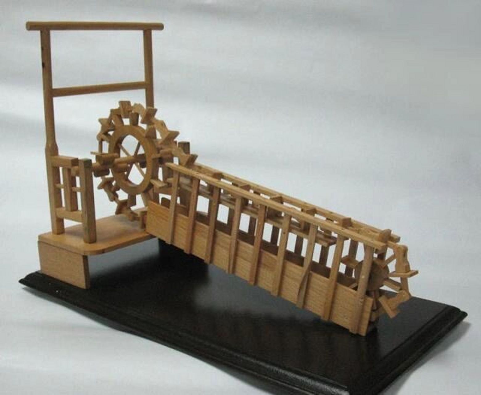 灌溉神器—龙骨水车(翻车) 翻车又名龙骨水车,旧时中国民间灌溉农田用