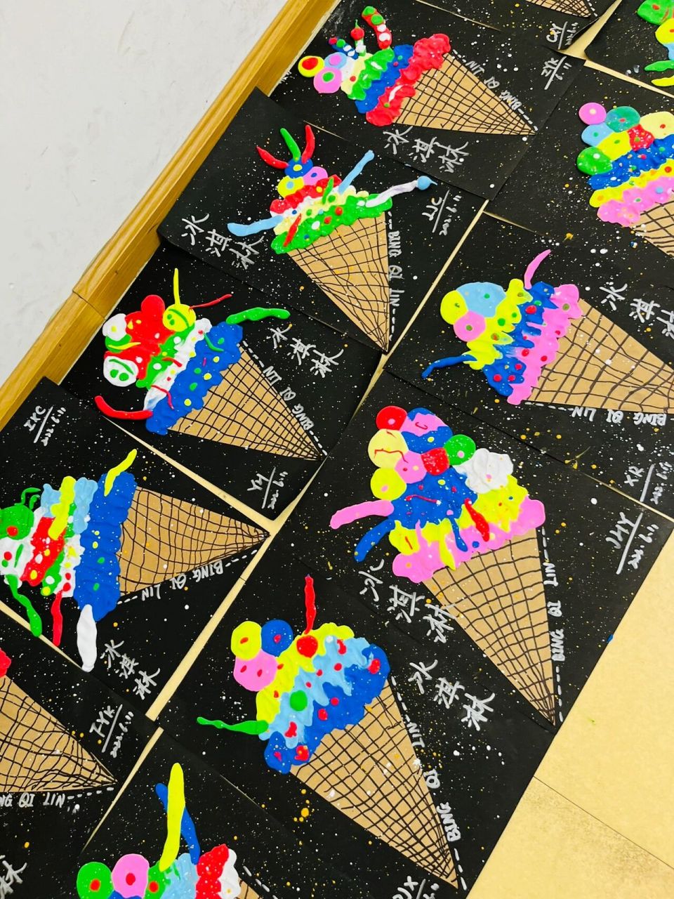 小班创意美术 《夏日冰淇淋》 今日作品:《夏日冰淇淋》炎炎夏日,甜甜