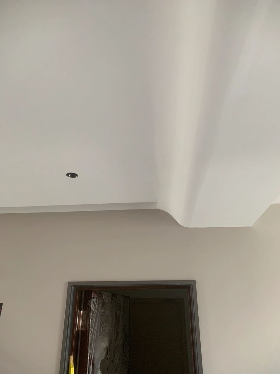 图3是用石膏板开槽定在提前用欧松板做好的弧度的磨具上.