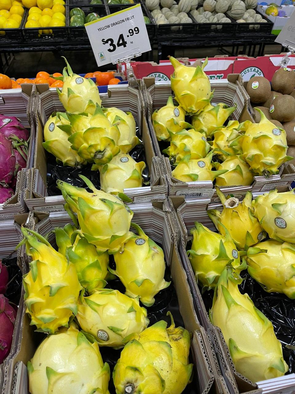 还有黄心火龙果啊 第一次看见黄心的火龙果 不知道尝起来跟红心的火龙