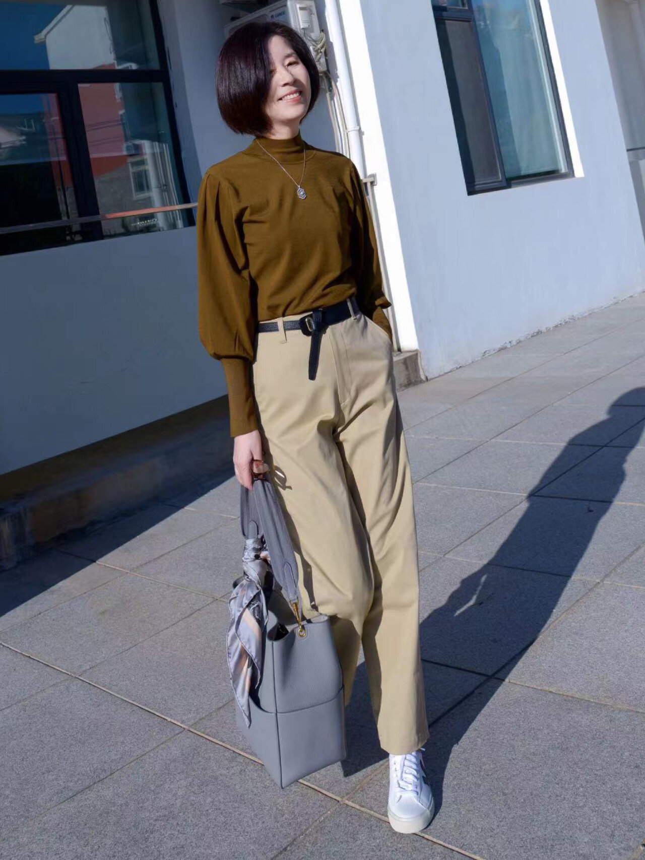 卡其色上衣配驼色裤子 气质高雅 有时髦感 这套衣服我觉得很年轻化