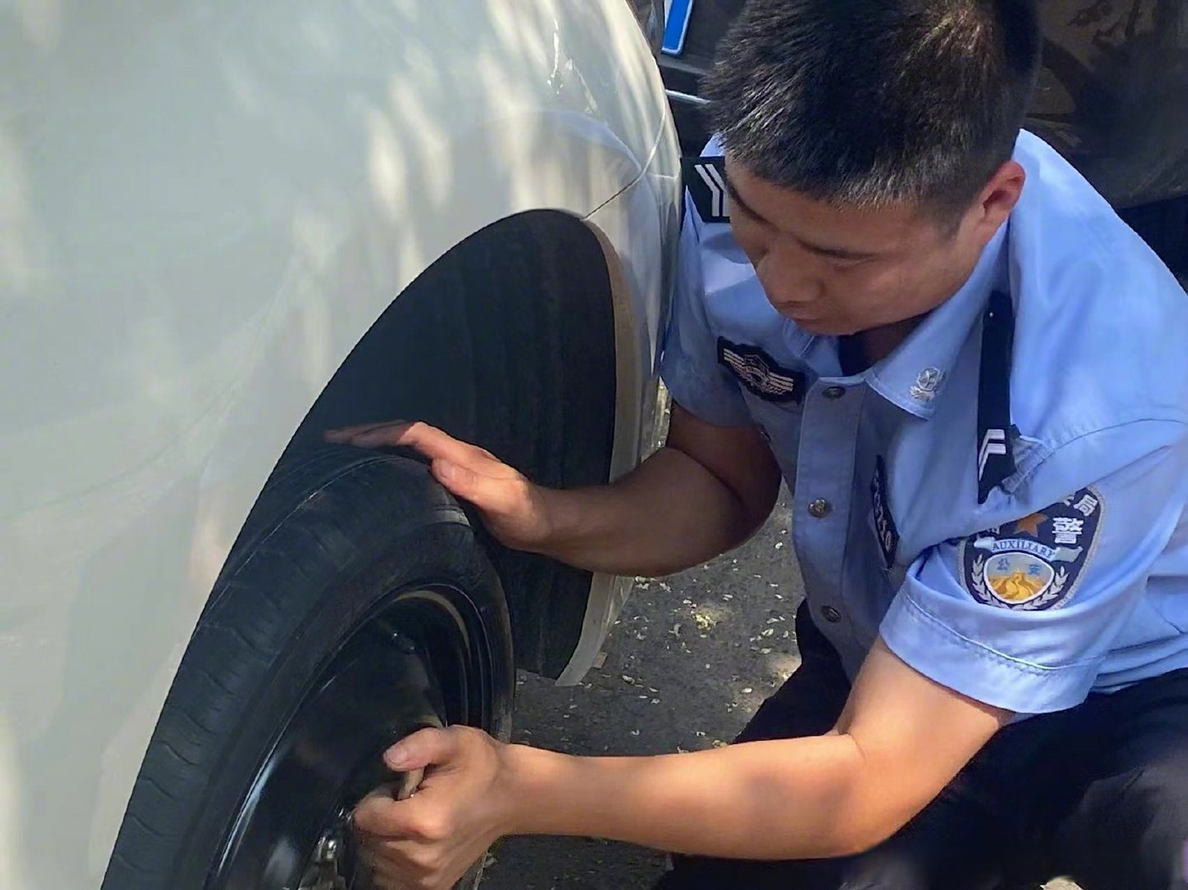 沈阳公安辅警暖心帮助群众换轮胎】近日,居民诗女士着急驾车出去办事